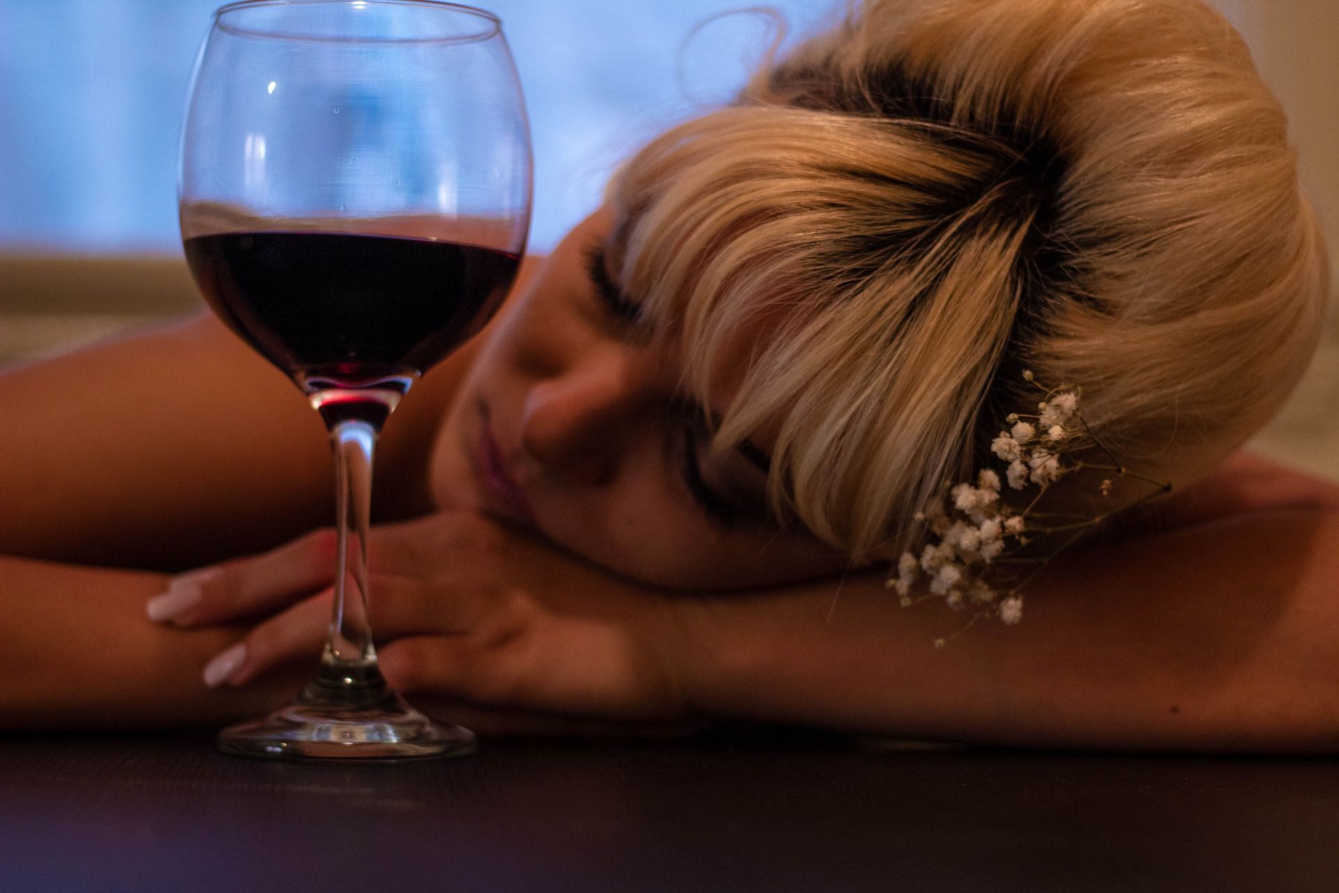 Alcohol consumption leads to dehydration. (Image via Pexels/ Mahrael Boutros)